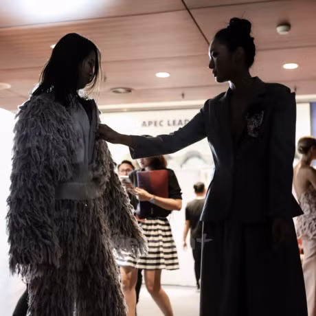 Nhung met moi, don dau phia sau anh den catwalk hao nhoang - Anh 9