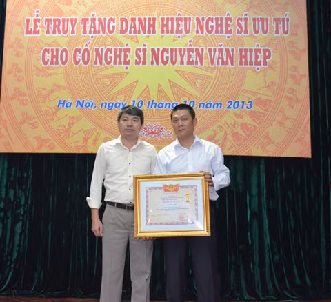 nghệ sĩ Văn Hiệp, truy tặng danh hiệu, muộn mằn, vinh dự nghệ sĩ Văn Hiệp, truy tặng danh hiệu, muộn mằn, vinh dự