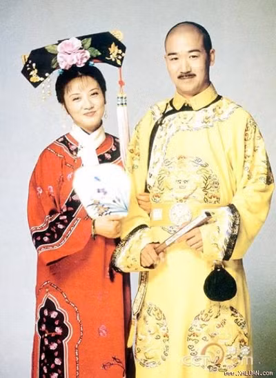 "Càn Long" bên người vợ ngoài đời, cũng là nữ diễn viên trong Tể tướng lưu gù - Đặng Tiệp.