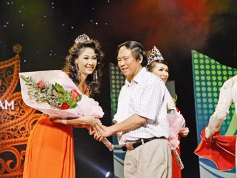 Nhà thơ Dương Kỳ Anh và Hoa hậu Hà Kiều Anh.