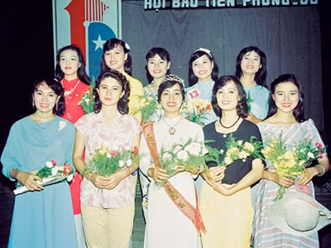 Hoa hậu đầu tiên Bùi Bích Phương (đứng giữa) sau phút đăng quang. Ảnh: Mai Nam.