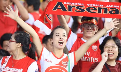 Fan Việt Nam như được sống trong bầu không khí bóng đá đỉnh cao suốt ba ngày Arsenal du đấu tại Hà Nội. Ảnh: Đức Đồng arsenal-3261-1387760741.jpg