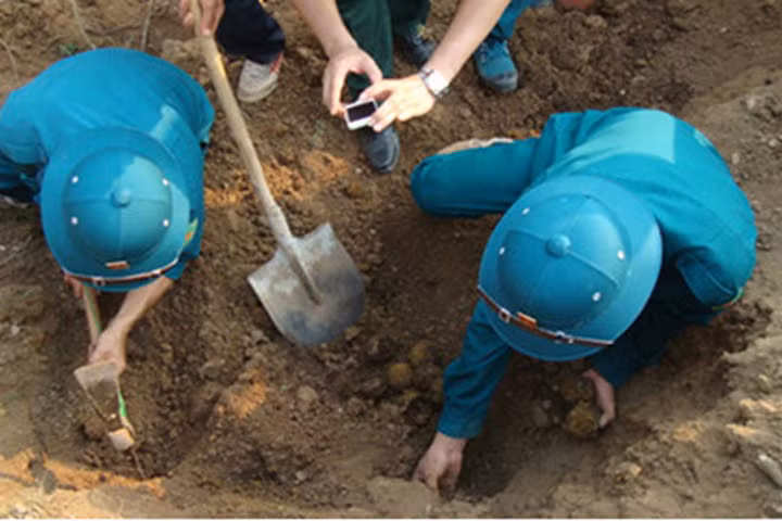 Lực lượng chức năng đang tiến hành rà soát và xử lý 50 quả bom bi dưới móng nhà trụ sở Viện KSND thị xã An Nhơn.