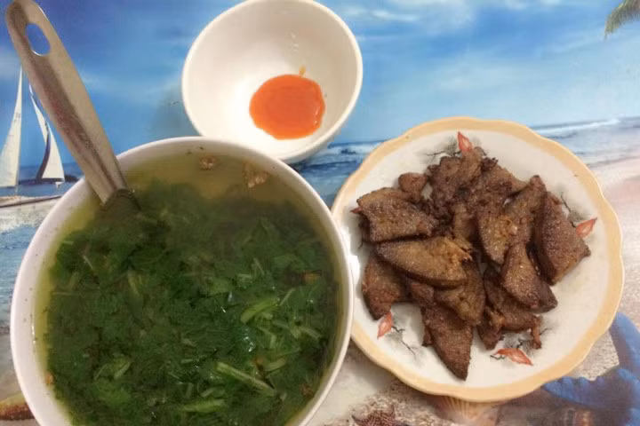 Bữa cơm 8 ngàn đồng của đôi bạn sinh viên Hà Nội