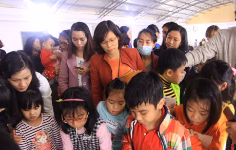 Tre em vay kin Do Nhat Nam de nghe ke chuyen bang tieng Anh - Anh 9