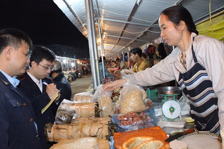 Lấy mẫu ruốc để kiểm tra chất lượng tại chợ đầu mối nông sản Minh Khai.