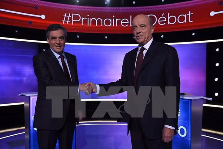 Cựu Thủ tướng François Fillon (trá) và đối thủ Alain Juppé. Nguồn: AFP/TTXVN