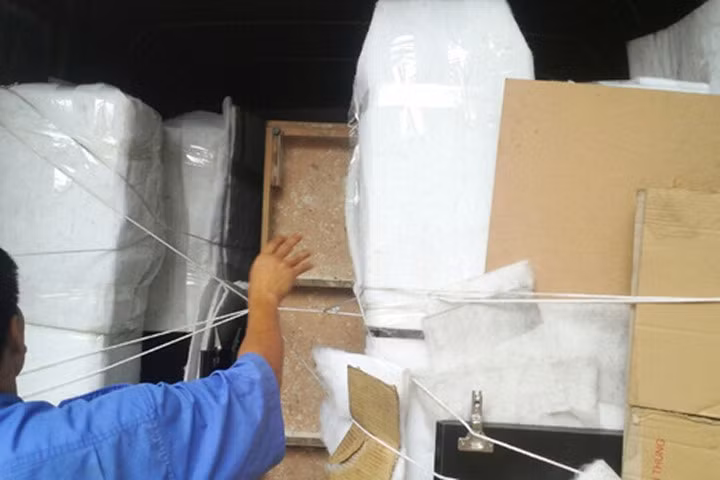 Ngang nhiên gọi người đến bán sạch tài sản trong nhà người chị họ