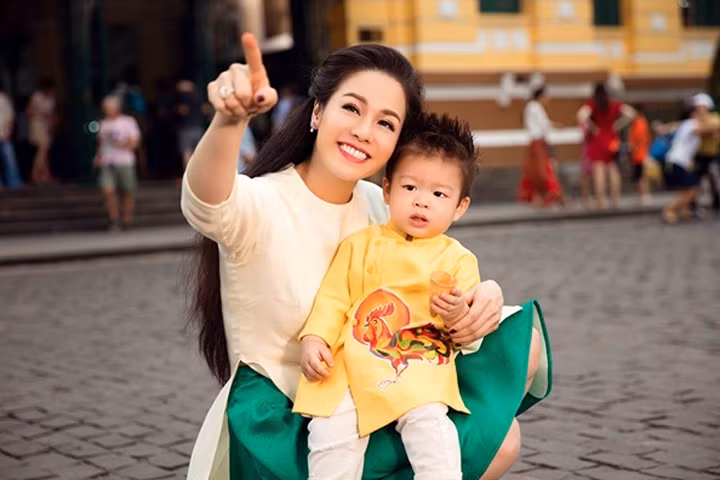 Nhật Kim Anh đưa con trai đi đi đón Xuân sớm