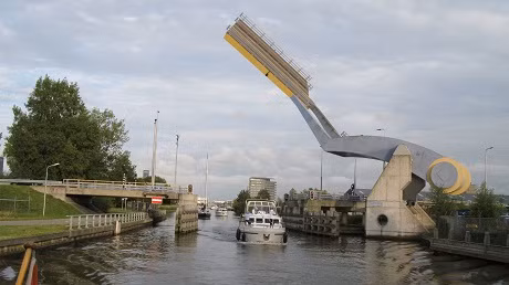Cầu Slauerhoffbrug, thành phố Leeuwarden, Hà Lan:&nbsp;