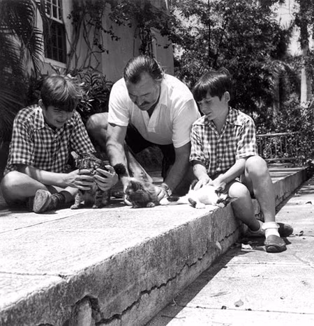Gregory Hemingway (bên phải) với anh trai Patrick Hemingway và cha tại Finca Vigia, Cuba