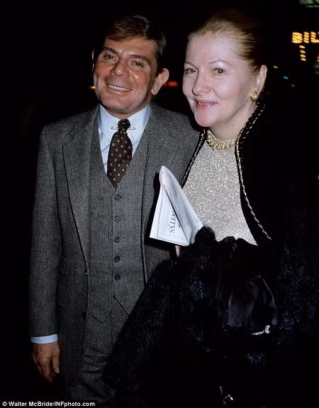 Bức hình chụp nữ diễn viên Joan Fontaine năm 1981. Bà qua đời ở tuổi 96 trong một giấc ngủ tại nhà riêng ở thành phố Carmel, bang California, Mỹ.