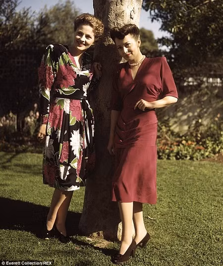 Joan De Havilland (Joan Fontaine là nghệ danh) và chị gái Olivia De Havilland là những đối thủ của nhau. Họ không chỉ cạnh tranh nhau trong sự nghiệp mà còn “đấu đá” nhau trong cả cuộc sống riêng tư.