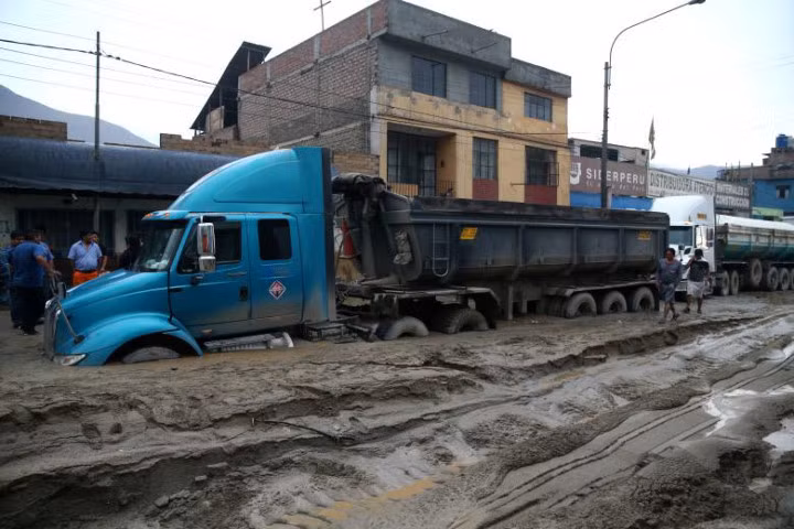 Peru chìm trong bùn sau lũ và lở đất lịch sử