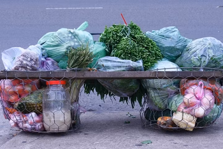 Những sọt hàng chở vào vùng sâu vùng xa.