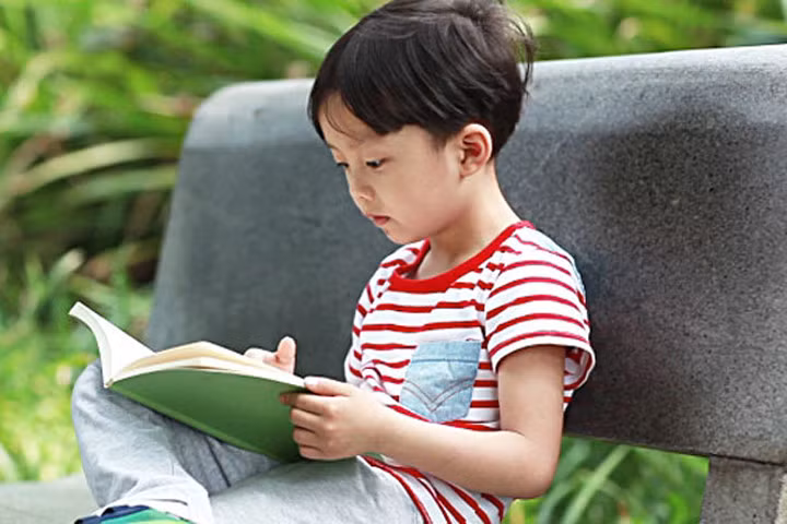 Trẻ em nên hình thành thói quen đọc sách thường xuyên từ nhỏ.