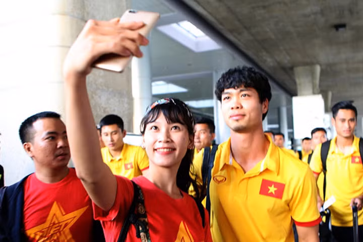 Cổ động viên TPHCM chào đón đội tuyển Việt Nam tại sân bay Tân Sơn Nhất