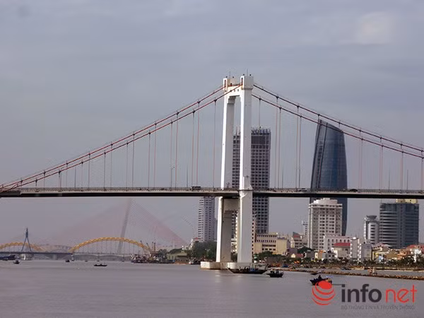 Theo Hội Quy hoạch phát triển đô thị Đà Nẵng, từ cầu Trần Thị Lý đến cuối hạ lưu sông Hàn chưa đầy 4km đã có 5 cây cầu (4 mới, 1 cũ). Xây thêm một cây cầu để giải quyết ách tắc giao thông sẽ làm mất đi không gian và vẻ đẹp dòng sông (?!) - Ảnh: HC Theo Hội Quy hoạch phát triển đô thị Đà Nẵng, từ cầu Trần Thị Lý đến cuối hạ lưu sông Hàn chưa đầy 4km đã có 5 cây cầu (4 mới, 1 cũ). Xây thêm một cây cầu để giải quyết ách tắc giao thông sẽ làm mất đi không gian và vẻ đẹp dòng sông (?!) - Ảnh: HC