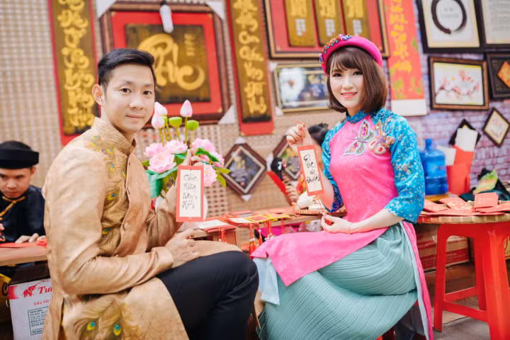 Cặp đôi vàng cầu lông Việt Nam hạnh phúc trong ngày tết
