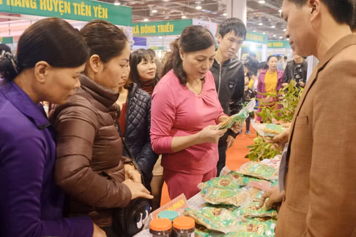 Các gian hàng ở Hội chợ luôn tấp nập người mua