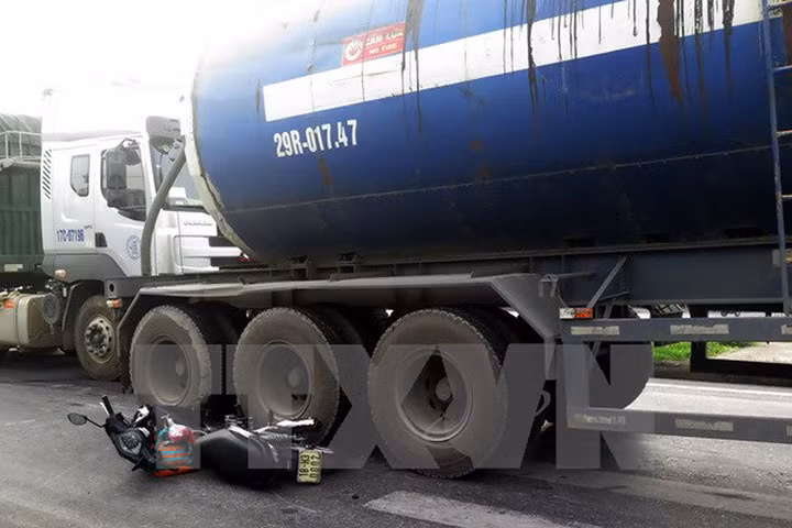 Xe bồn chở xăng dầu gây tai nạn, một cháu bé thiệt mạng