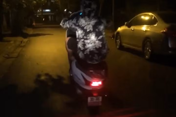 "Quái xế" mặc áo chống nắng bốc đầu xe ga giữa đêm khuya