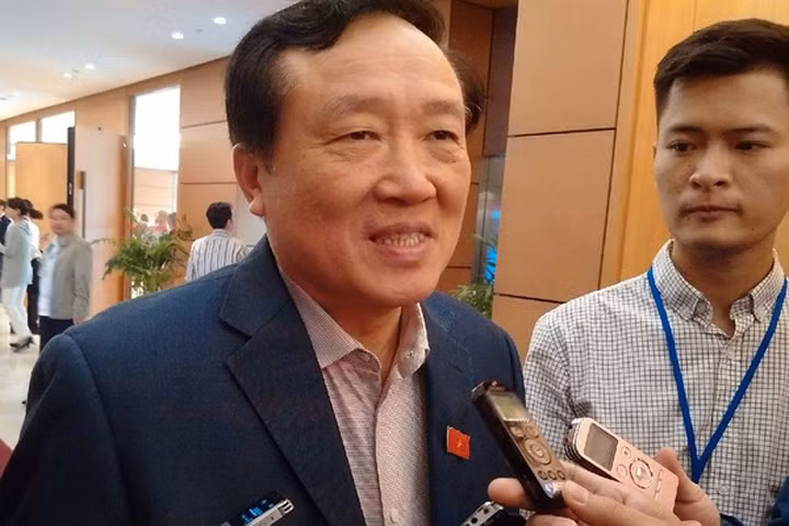 Chánh án TAND Tối cao Nguyễn Hòa Bình trao đổi với báo chí bên hành lang QH. Ảnh: Nguyễn Quyết