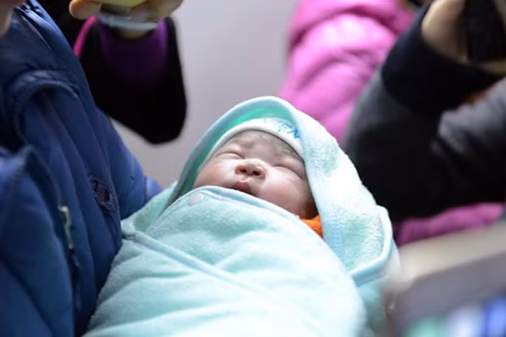 Cháu bé đầu tiên ra đời bằng phương pháp mang thai hộ tại Việt Nam