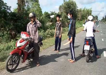 Công an thực nghiệm hiện trường một vụ cướp trên tuyến Quản Lộ - Phụng Hiệp. Ảnh: CTV