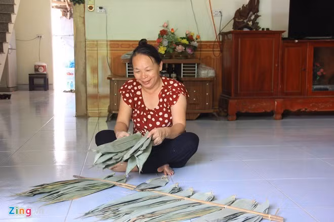 Theo bà, lá tre sinh trưởng phát triển tốt nên chẳng mấy khi thiếu hàng. Hiện nay, giá thu mua lá tre khô là 30.000 đồng/kg; lá tre tươi là 7.000 đồng/kg. Trung bình mỗi vụ bà Triệu xuất đi 100 - 200 tấn lá tre, cho doanh thu tiền tỷ. Bà cho biết, ngoài xuất sang Đài Loan, lá tre còn thu hút một số đầu mối ở Nhật Bản, thu mua lá tre qua chế biến công nghệ cao để gói bánh. Ảnh: Ngọc Lan. 