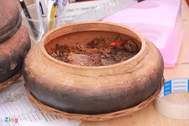 2. Bỏ nghề kỹ sư, bán cá kho thu tiền tỷ Có thu nhập 10 triệu đồng/tháng với nghề kỹ sư xây dựng, nhưng anh Nguyễn Bá Hoàn, ở Ninh Giang, Hải Dương quyết định nghỉ việc để đi bán đặc sản cá kho Vũ Đại. Ảnh: Ngọc Lan. 