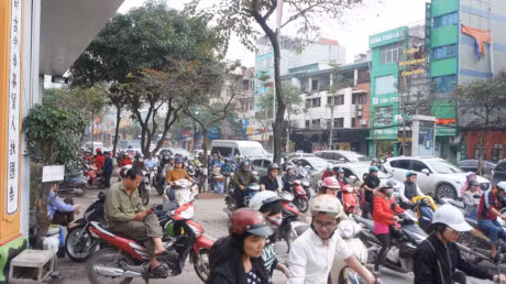 Ha Noi: Dep lan chiem via he cho... xe may di? - Anh 4