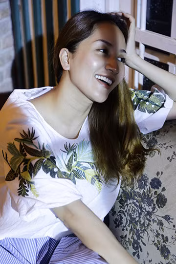 Chi Anh va Khanh Thi tai hien lai cuoc tinh dang do trong liveshow - Anh 11