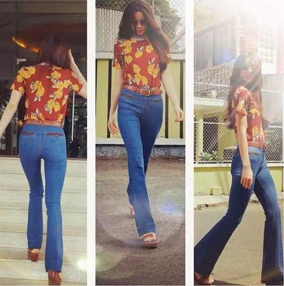 Khi xuống phố, giọng ca sinh năm 1984 phối quần jeans loe với áo thun họa tiết, thắt lưng, giày tông nâu tiệp màu cùng tổng thể. Học Sao Việt cách phối quần ống loe sành điệu