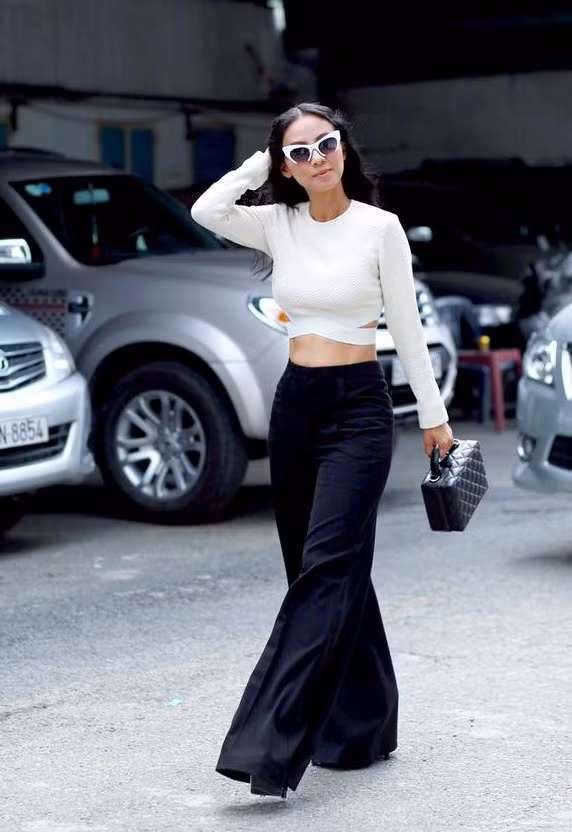 Dù không sở hữu vóc dáng lý tưởng, song gu sành điệu là điểm mạnh để Huyền Ny tạo dấu ấn với công chúng. Trong ảnh, nữ MC hải ngoại diện quần vải suông, áo thun tay dài khoe vòng eo thon. Học Sao Việt cách phối quần ống loe sành điệu