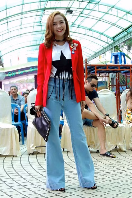 Minh Hằng mix trang phục chưa thực sự tinh tế như các ngôi sao kể trên, song set đồ của giọng ca sinh năm 1987 đáp ứng tính trào lưu cổ điển, pha hiện đại. Học Sao Việt cách phối quần ống loe sành điệu