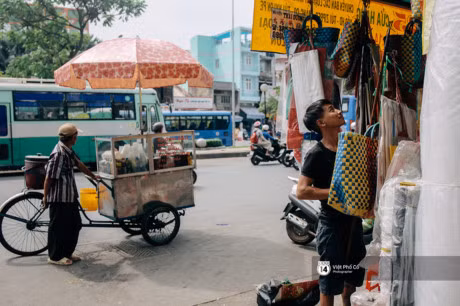 Cuoc song muu sinh vat va cua nhung chang nghe si mua lan tre tuoi o Sai Gon - Anh 3