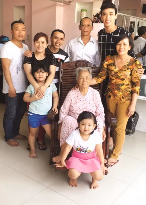 Diễn viên Thuận Nguyễn: Tôi may mắn và tự hào được là con của ba mẹ Dien vien Thuan Nguyen: Toi may man va tu hao duoc la con cua ba me