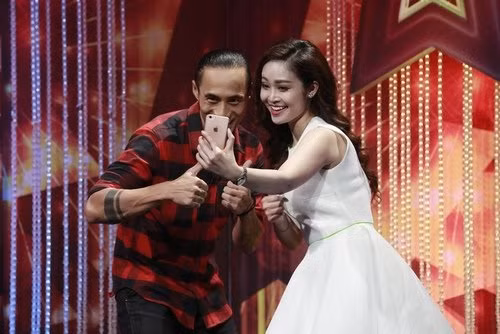 MC Thùy Linh tình tứ lau mồ hôi cho Phạm Anh Khoa hình ảnh 3 mc thuy linh tinh tu lau mo hoi cho pham anh khoa hinh anh 3