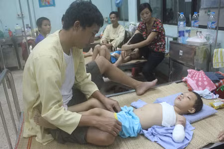 Bé 5 tuổi bị gấu nuôi cắn nát 2 tay 3 Bé 5 tuổi bị gấu nuôi cắn nát 2 tay 3