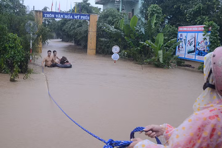 Giải cứu 4 cô giáo và 20 học sinh mầm non kẹt trong lũ