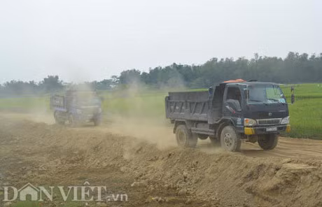 Quang Nam: Xe tai ne tram thu phi, bam nat duong nong thon - Anh 7