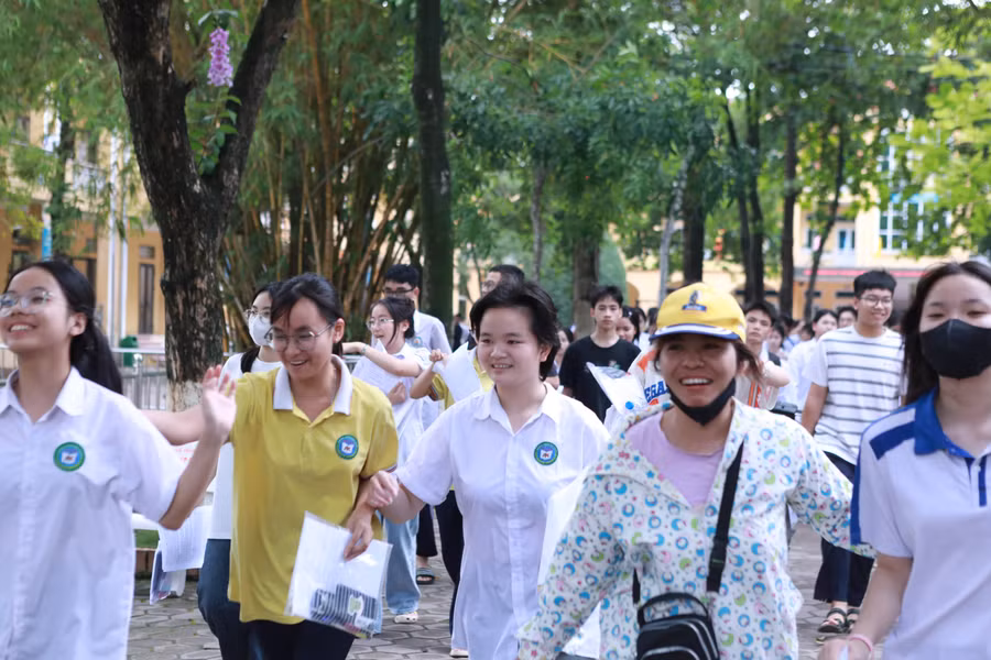 Nhiều học sinh ra về trong tâm trạng vui vẻ với nụ cười trên gương mặt cùng phụ huynh. Ảnh: Đình Tuệ.