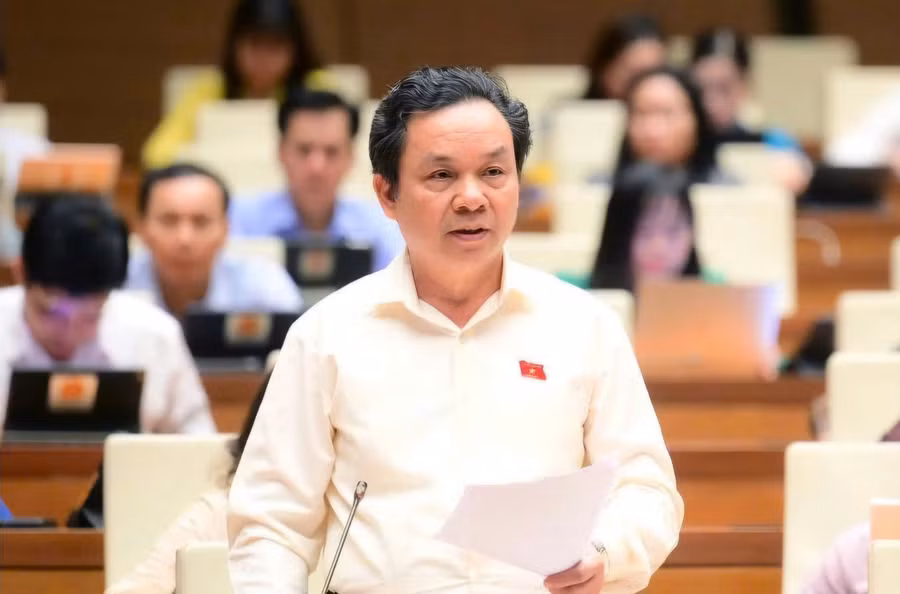 ĐBQH Hoàng Văn Cường chất vấn Bộ trưởng Tài chính sáng 19/6. (Ảnh: Cổng TTĐT Quốc hội).