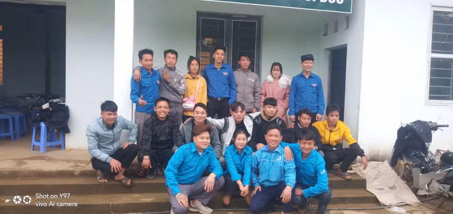 anh-lau-a-vang-va-nhom-thanh-nien-ho-tro-phat-trien-kinh-te-thon-khuoi-boc.jpg