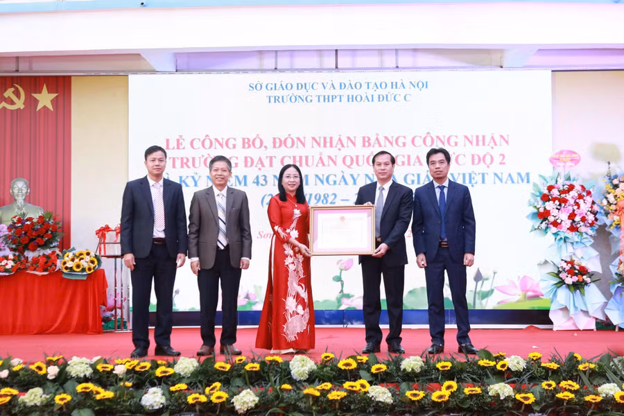Lãnh đạo xã Sơn Đồng trao Bằng công nhận trường đạt chuẩn quốc gia mức độ 2 cho Trường THPT Hoài Đức C. Ảnh: Đình Tuệ.