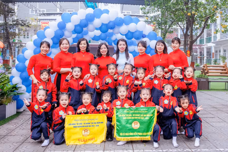 Niềm vui của cô trò khi nhận được các giải thưởng từ lãnh đạo cấp trên.