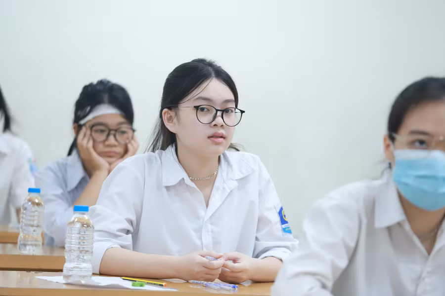 Học sinh Hà Nội dự thi tuyển sinh vào lớp 10 năm 2024. Ảnh: Đình Tuệ.