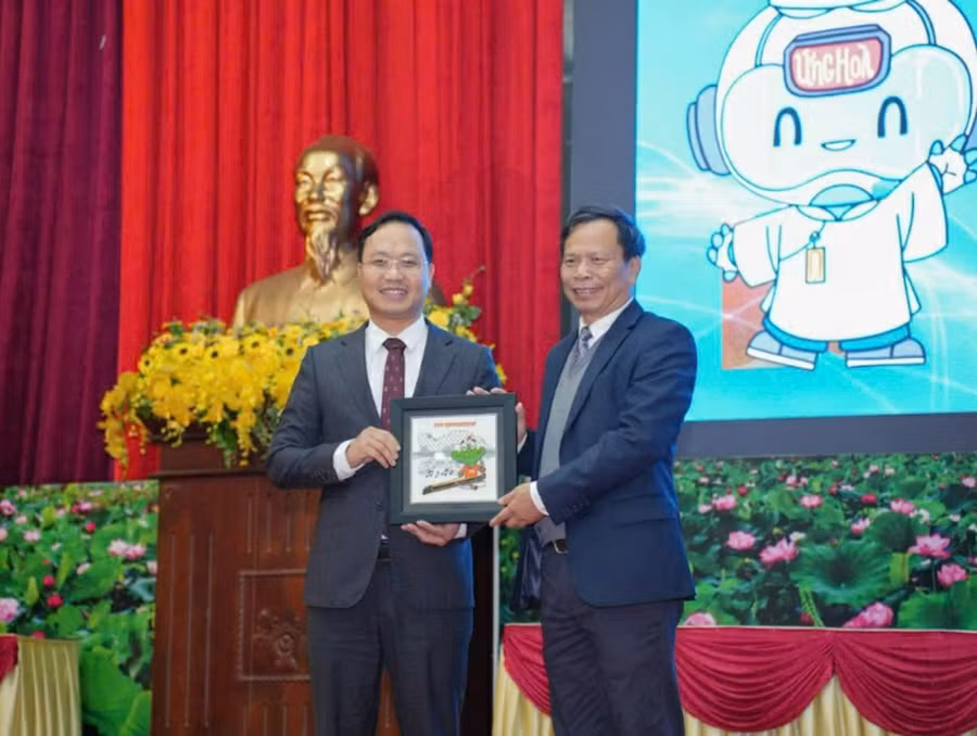 Ông Nguyễn Tiến Thiết (trái) - Chủ tịch UBND huyện Ứng Hòa ký kết cùng Trường Đại học FPT. 