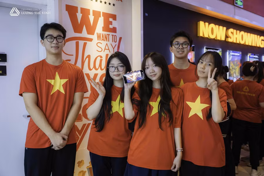 Học sinh Trường Lương Thế Vinh xem bộ phim "Mưa đỏ" tại rạp chiếu phim. 